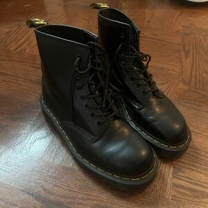 Like New smooth Dr Martens!